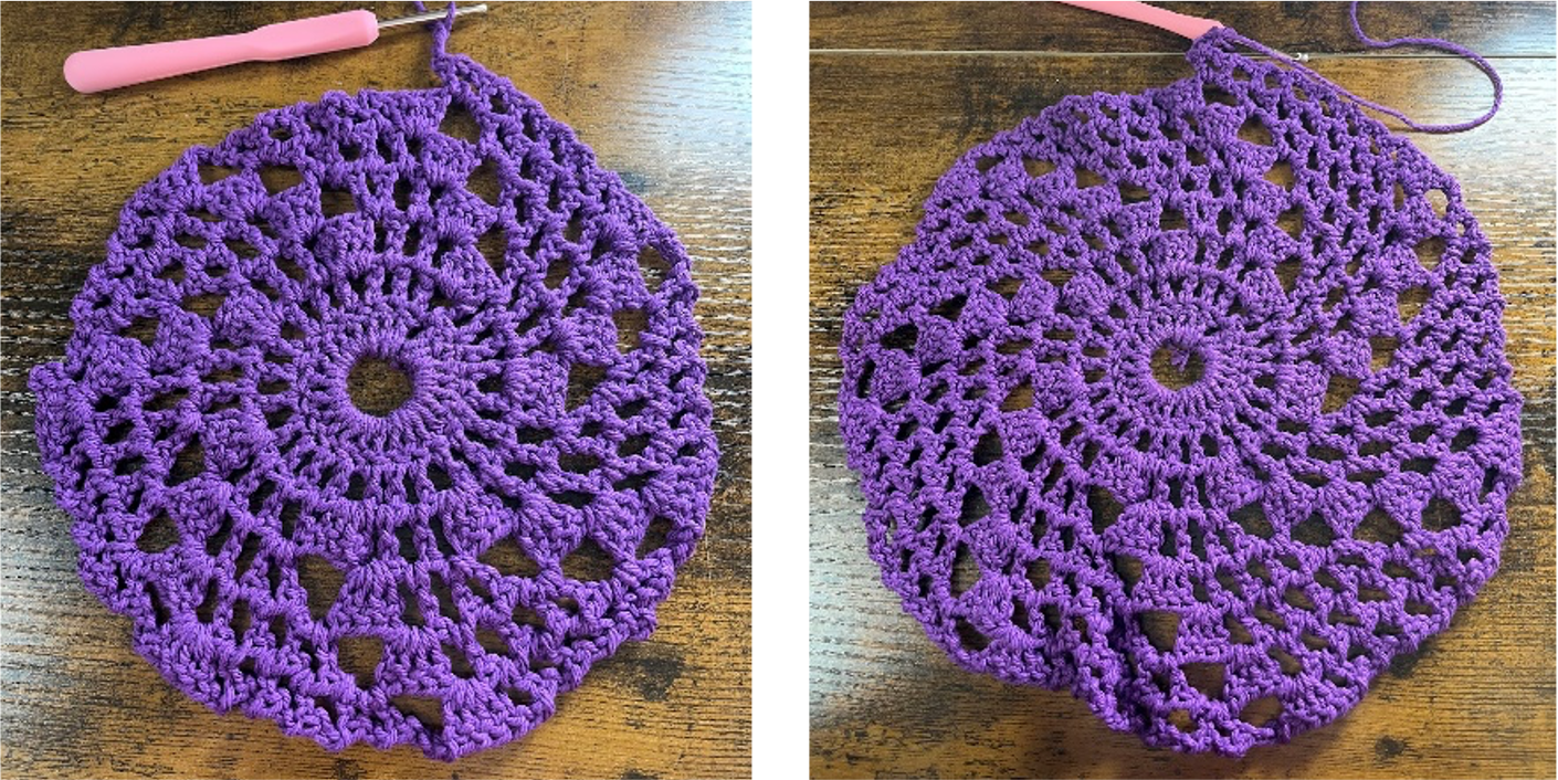 Fotografías una al lado de la otra del mismo hilo morado que en la foto anterior, que muestran etapas progresivamente más grandes del proyecto con un patrón en espiral creciente.