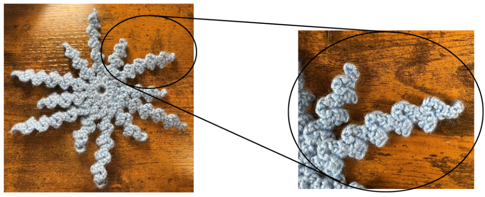 izquierda: copo de nieve tejido a crochet de 12 brazos de color gris claro. Derecha: vista ampliada de dos brazos que muestran los puntos ondulados